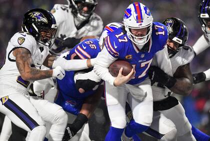 Los Bills buscan superar a los Chiefs por primera vez en los playoffs desde que Mahomes asumiera como quarterback titular (AP Foto/Adrian Kraus)