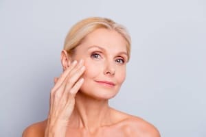 Un especialista explica los diferentes tratamientos para rejuvenecer la piel según la edad