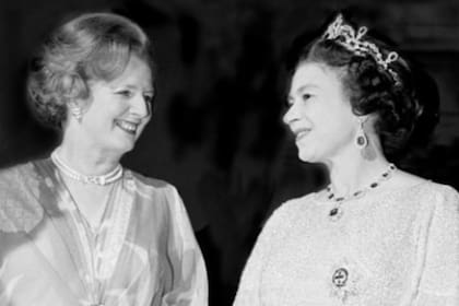 Los biógrafos aseguran que la reina Isabel se sentía inclinada a la izquierda frente a los principios de derecha que militaba Thatcher. Los conflictos con los mineros y las sanciones al apartheid instalado en Sudáfrica mostraron las diferencias ideológicas