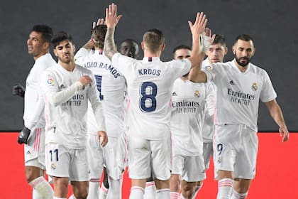 El festejo de los jugadores de Real Madrid con Casemiro, autor del único gol de Real Madrid contra Granada, por la Liga de España.