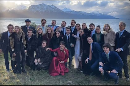 Los Blaquier, con los novios en el medio, rodeados por la familia. Los padres de Santiago, Carolina Eiras (adelante, con vestido bordó) y Santiago Blaquier (en el extremo derecho) se separaron hace poco tiempo.