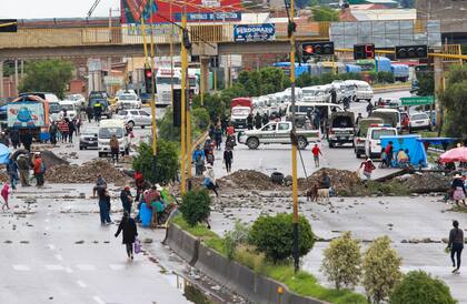 Los bloqueos de carreteras por parte de simpatizantes de Evo Morales han provocado muertos y decenas de heridos