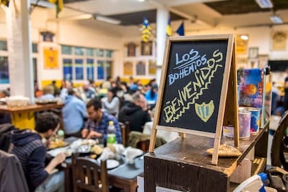 Los Bohemios está en la cancha de Atlanta, en Villa Crespo. Ahí, las paredes están tapizadas de camisetas enmarcadas y globos azules y amarillos