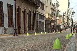 Felipe Miguel aclaró por qué pintaron los bolardos del Casco Histórico de verde y le llovieron críticas