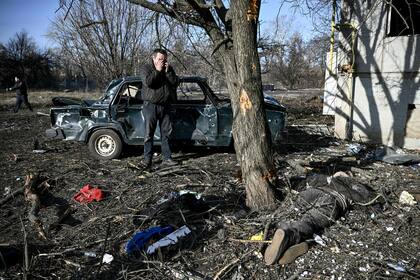 Los bombardeos rusos en Chuguev, en el este de Ucrania. (Photo by Aris Messinis / AFP)