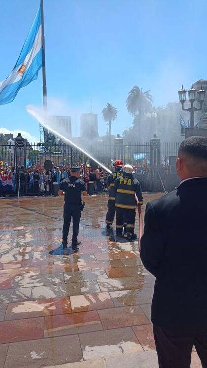 Los bomberos aliviaron el calor de los militantes con manguerazos de agua frente a la Casa Rosada