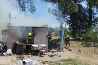 Una chica de 17 años mató a su cuñada de una puñalada y, en represalia, le incendiaron la casa