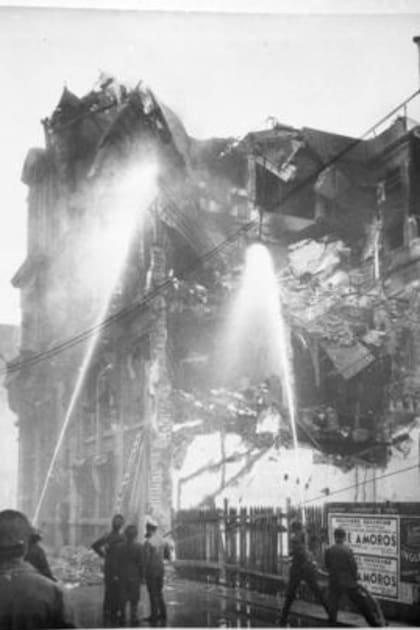 Los bomberos apagan lo que queda de la sede del Jockey Club en la ciudad de Buenos Aires