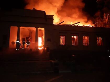 Los bomberos apagan un incendio en el museo del poeta y filósofo ucraniano Hryhorii Skovoroda