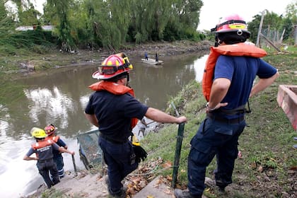 Los bomberos buscaron ayer cuerpos en el arroyo El Gato, que Cristina Kirchner dijo que estaba intubado