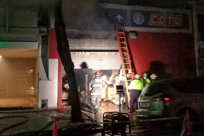 Los bomberos combaten el fuego en el supermercado