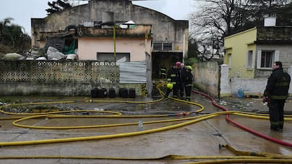 Los bomberos trabajan en el lugar del incendio