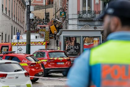 Los Bomberos continúan las tareas de rescate para sacar a las víctimas que continúan atrapadas debajo de los escombros
