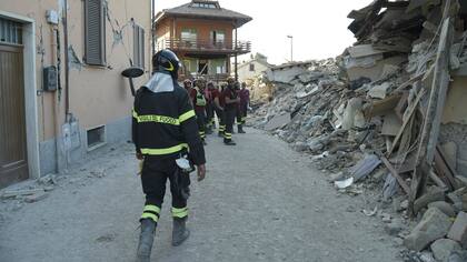 Los bomberos continúan trabajando y removiendo escombros en Arquata del Tronto y otras dos localidades