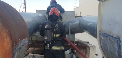 Los bomberos de la Ciudad subieron al techo para controlar el incendio