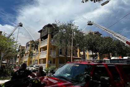 Los bomberos de Miami continúan con su trabajo en el área; piden a la población no acercarse
