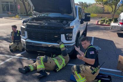 Los bomberos de Scottsdale realizando la extracción de la serpiente