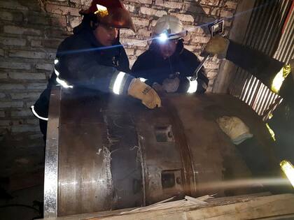 Los bomberos demoraron varias horas para abrir los cilindros de acero bobinado