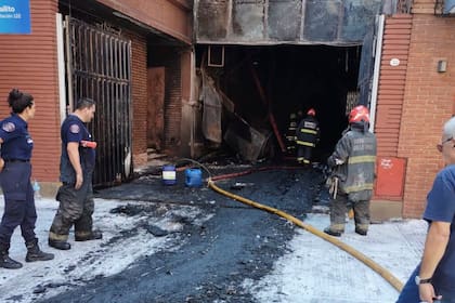Los bomberos en pleno trabajo, el sábado pasado