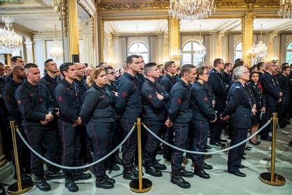 Los bomberos esperan para recibir su condecoración