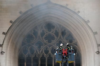 Los bomberos franceses luchan contra un incendio en la Catedral de San Pedro y San Pablo en Nantes