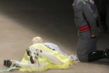 Los bomberos llegaron a auxiliar al modelo ni bien cayó