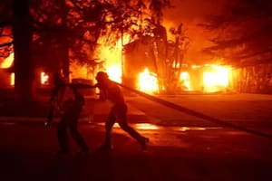 Los bomberos luchaban a contrarreloj para combatir los incendios