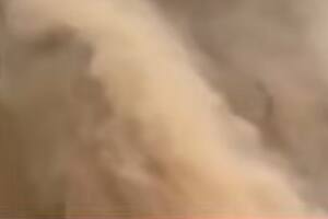 Los bomberos luchaban el martes contra el fenómeno inusual