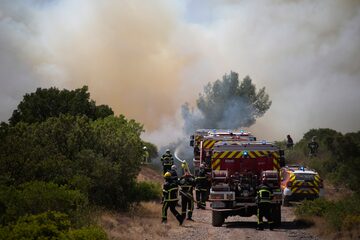 Los bomberos luchan contra un incendio forestal cerca de Le Luc, en el sur de Francia. Un incendio que ha devastado los bosques cerca de la Riviera francesa durante cuatro días se está desacelerando a medida que disminuyen los vientos y el clima cálido. Más de 1.100 bomberos aún están luchando por controlarlo