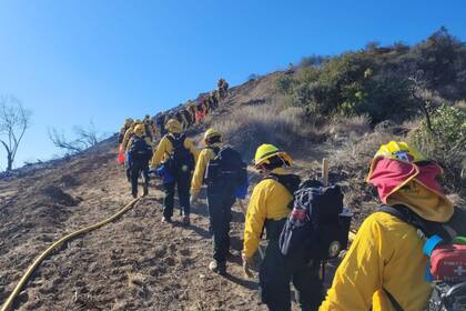 Los bomberos lucharon contra ráfagas de viento de hasta 65 km/h en las montañas de Los Ángeles durante los últimos días