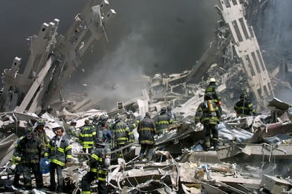 Los bomberos se abren paso a través de los escombros del World Trade Center 