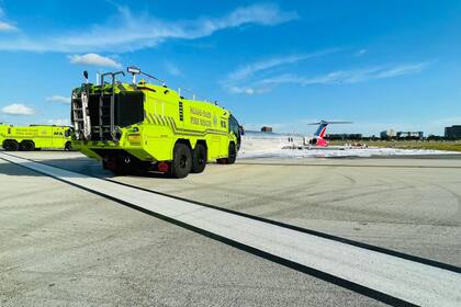 Los bomberos sofocaron el incendio del avión en el Aeropuerto Internacional de Miami