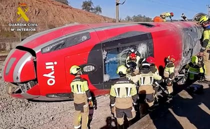 Los bomberos trabajan en el lugar del accidente