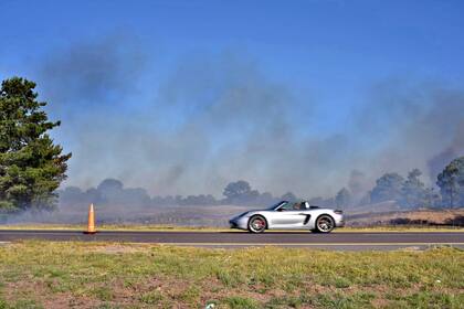 Los bomberos trabajan en la contención del fuego, que afecta unas 50 hectáreas