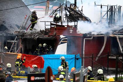 Los bomberos trabajan en la vivienda siniestrada