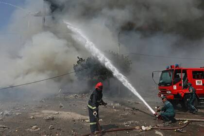 Los bomberos trabajan en la zona para controlar el incendio