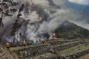 Un incendio forestal avanza y amenaza las ruinas de Machu Picchu