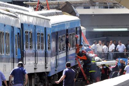 Los bomberos trabajaron junto a ambulancias, empleados ferroviarios y los propios pasajeros para rescatar a las personas atrapadas.