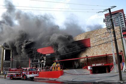 Los bomberos trabajaron para apagar el incendio provocado por un atentado