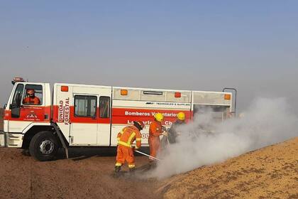 Los bomberos tuvieron que atacar focos que recomenzaron en los silobolsas