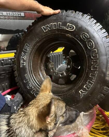 Los bomberos tuvieron que hacer un corte en el neumático