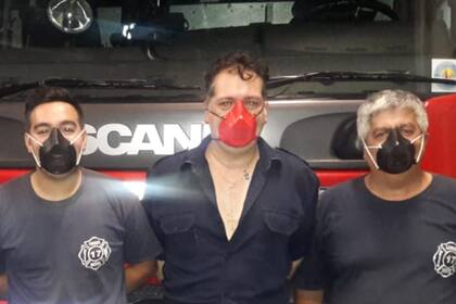Los bomberos utilizan barbijos fabricados y donados por Facundo