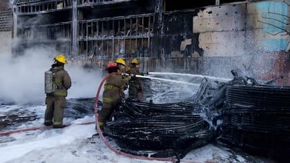 Los bomberos voluntarios de San Francisco Solano colaboran con Quilmes, El Pato y Bernal para apagar el fuego cuando se incendian las fábricas