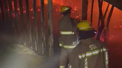 Los bomberos voluntarios enfrentan el fuego