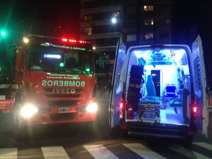 Los bomberos y el SAME se presentaron rápidamente en el departamento ubicado en Luis María Campos al 250