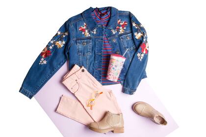 Los bordados de flores sobre jean son una tendencia que seguirá por algunas temporadas más