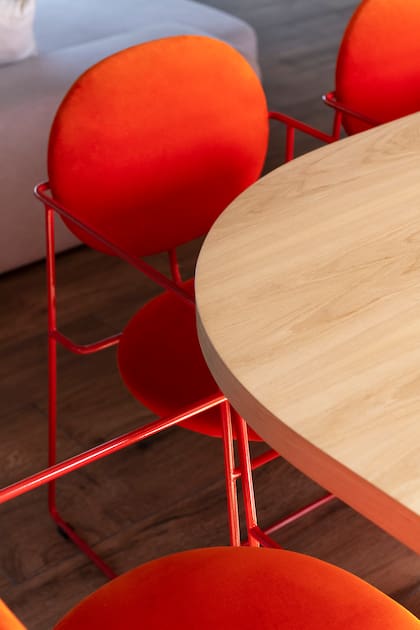 Los bordes curvos de la mesa dialogan con los muebles y mesadas de la cocina. 