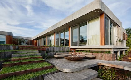 Los bordes curvos del techo también se reprodujeron en el borde del deck con fogonero y los escalones que conducen a la marina, con un resultado espectacular