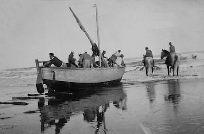 Los botes de pesca eran remolcados a caballo hacia el mar.