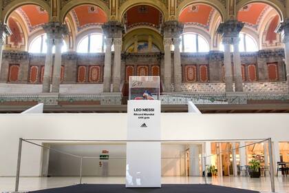 El calzado del rosarino exhibido en la magnificencia del museo catalán.